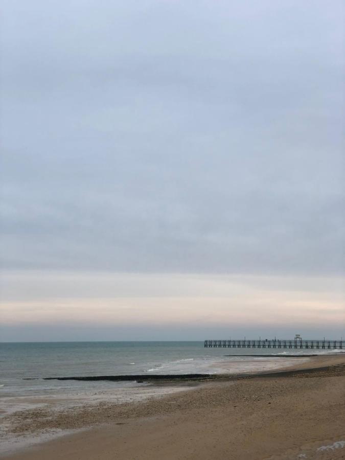 Un appartement spacieux à 30m de la mer- 45m2 Luc-sur-Mer Extérieur photo
