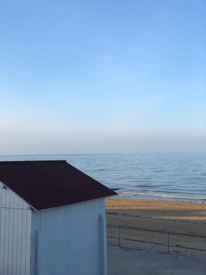 Un appartement spacieux à 30m de la mer- 45m2 Luc-sur-Mer Extérieur photo
